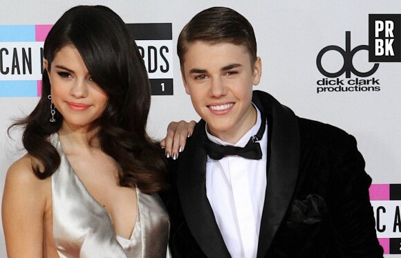 Justin Bieber et Selena Gomez sur un tapis rouge