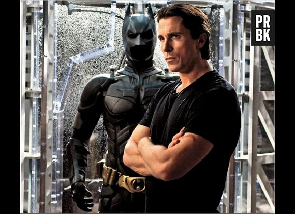 Bruce Wayne et son costume dans la Batcave