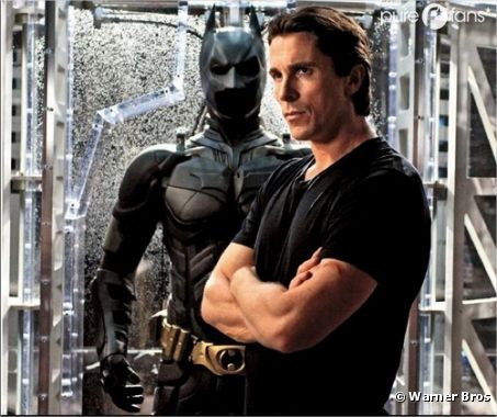 Bruce Wayne et son costume dans la Batcave
