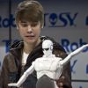 Justin Bieber effrayé par un robot