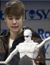 Justin Bieber effrayé par un robot 