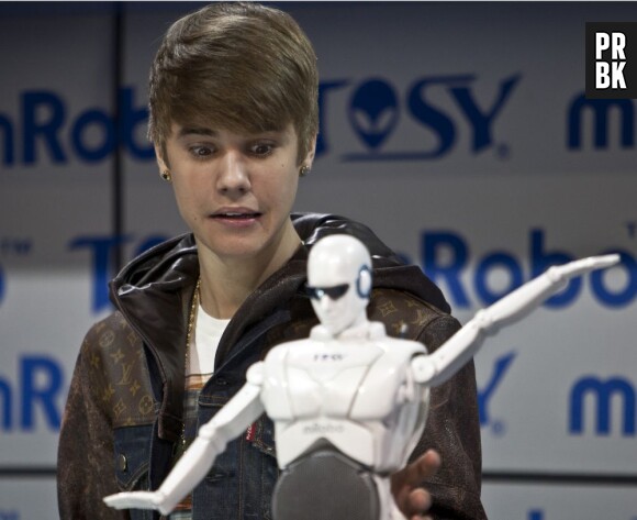 Justin Bieber effrayé par un robot