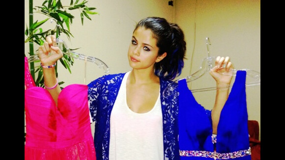 Selena Gomez : ses fans l'aident à s'habiller grâce à Twitter (PHOTO)