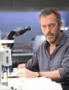 Hugh Laurie raccroche la blouse blanche