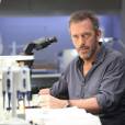 Hugh Laurie raccroche la blouse blanche