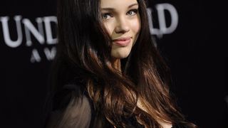 India Eisley : la petite bombe d'Underworld Awakening pointe le bout de ses crocs (PHOTOS)