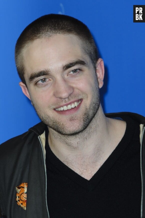 Robert Pattinson ne fait pas que se plaindre, parfois, il a même le sourire !