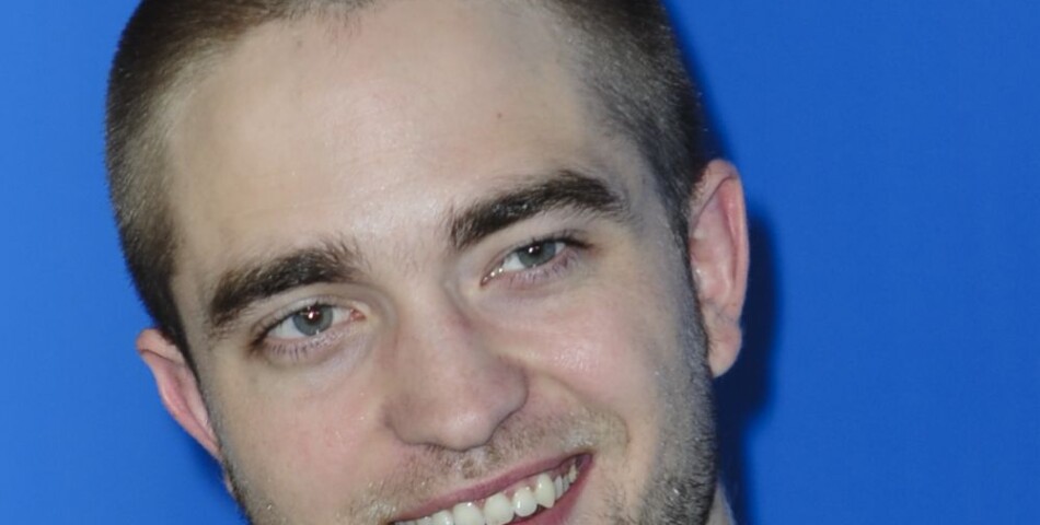 Robert Pattinson ne fait pas que se plaindre, parfois, il a même le sourire !