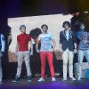 One Direction, le groupe au complet sur scène