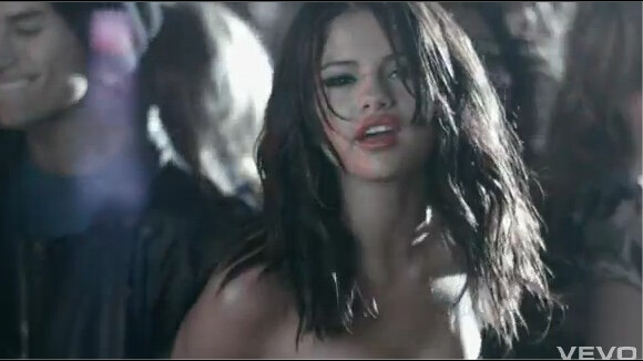 Selena Gomez remet le couvert avec une nouvelle version de Hit The Lights