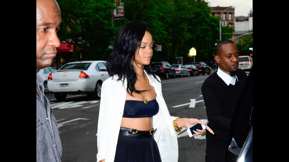 Rihanna : en soutien-gorge dans la rue et déchaînée en boîte (PHOTOS)