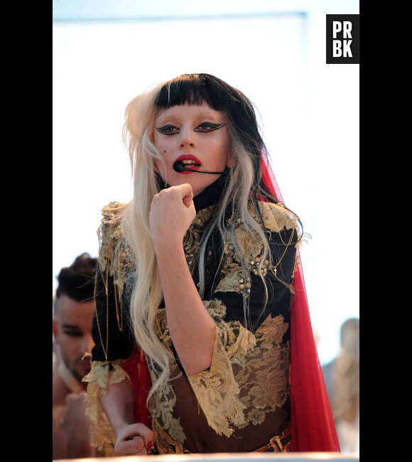 Lady Gaga a mis le feu sur le plateau du Grand Journal grâce à son tube Judas