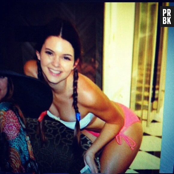 Kendall Jenner en mode bikini party