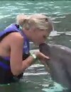 Amélie embrasse le dauphin