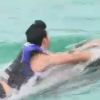 Bruno nage avec le dauphin