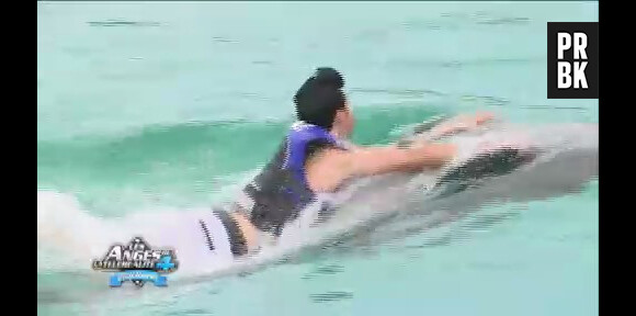 Bruno nage avec le dauphin