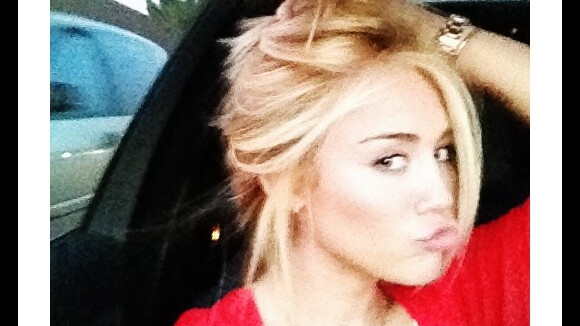 Miley Cyrus : la future mariée redevient blonde incendiaire ! (PHOTOS)