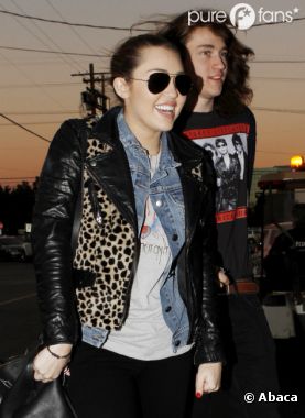 Miley Cyrus et son frère Braison en 2011