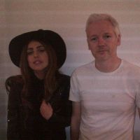 Lady Gaga à Londres avec... Julian Assange de Wikileaks ! WTF ? (PHOTO)