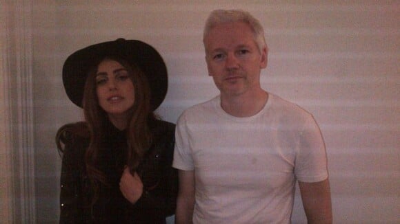 Lady Gaga à Londres avec... Julian Assange de Wikileaks ! WTF ? (PHOTO)