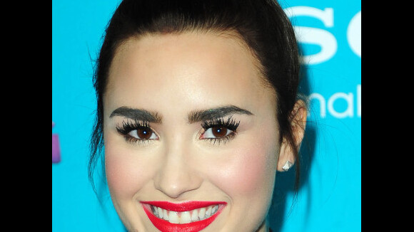 Demi Lovato clashée pour ses sourcils : Lucy Hale à la rescousse !