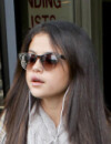 Selena Gomez : Vernis rouge et brushing oblige !