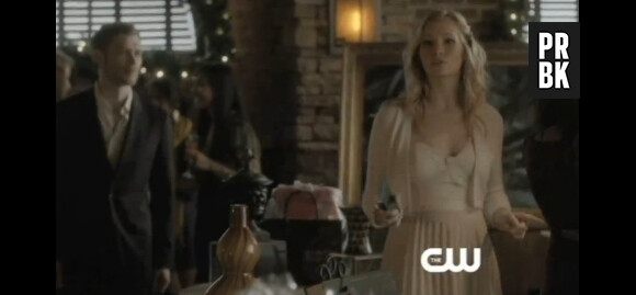 Caroline et Klaus en train de flirter dans The Vampire Diaries