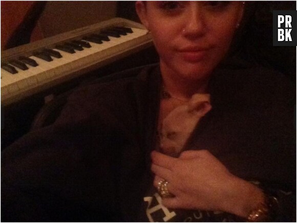 Miley Cyrus a exhibé sa bague dans une nouvelle photo
