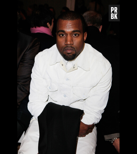 Kanye West a enlevé sa cagoule par la suite