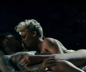 Pink avec son compagnon dans le clip de Just Give Me A Reason