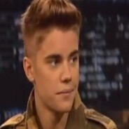 Justin Bieber lutte contre la faim... mais joue avec de la bouffe