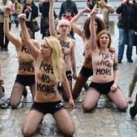 Pape : une démission &quot;saluée&quot; par les seins nus des Femen à Notre-Dame