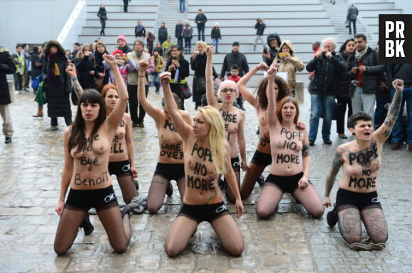 Des militantes Femen fêtent le départ de Benoît XVI à Paris