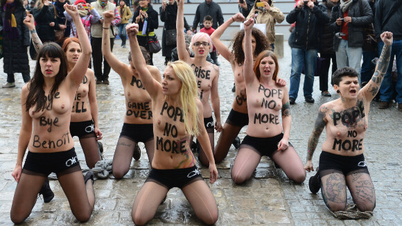 Pape : une démission "saluée" par les seins nus des Femen à Notre-Dame