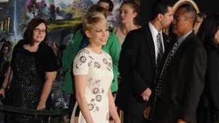 Michelle Williams en culotte sur le tapis rouge : elle éclipse Mila Kunis