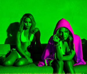 Vanessa Hudgens et Ashley Benson sur une affiche de Spring Breakers