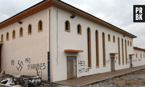 Des croix gammées recouvrent la mosquée de Saint-Etienne