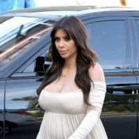 Kim Kardashian enceinte : elle ne passe plus les portes