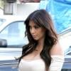 Les seins de Kim Kardashian prêts à sortir de sa robe