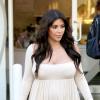 Kim Kardashian laisse tomber les vêtements moulants