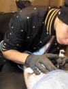 Justin Bieber, concentré pour tatouer Bang Bang