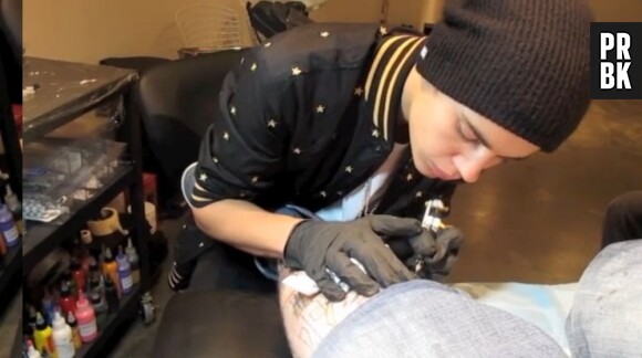 Justin Bieber, concentré pour tatouer Bang Bang