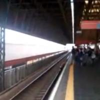 Une Brésilienne à deux doigts de passer sous un train... pour son téléphone
