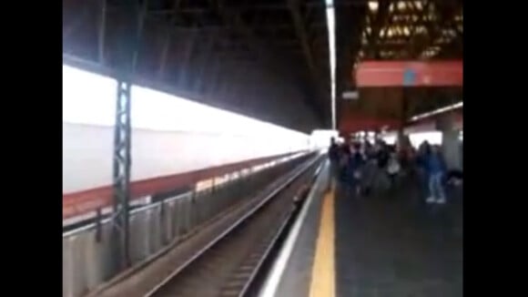 Une Brésilienne à deux doigts de passer sous un train... pour son téléphone