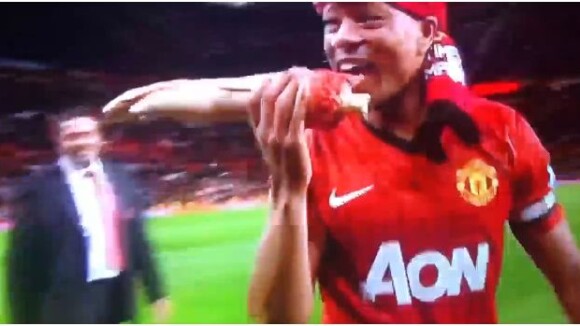 Manchester United champion de Premier League - Patrice Evra se paye son "ennemi" Luis Suarez