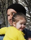 Harper Beckham tout sourire dans les bras de son papa David