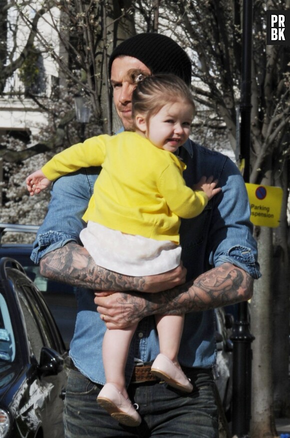 Harper Beckham tout sourire dans les bras de son papa David