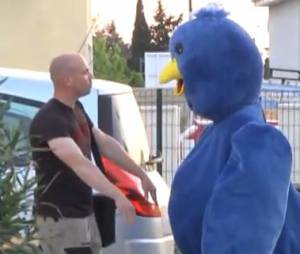 La nouvelle vidéo de Rémi Gaillard dans laquelle il incarne l'oiseau bleu de Twitter