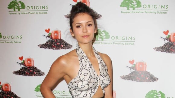 Nina Dobrev : faux pas vestimentaire pour le lancement d'une marque de cosmétique