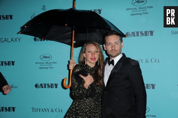 Tobey Maguire et son parapluie à la projection de Gatsby le Magnifique au Festival de Cannes 2013